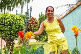 Ivanilda Maria Alves conta que plantou flor chamada bananinha na calçada. (Foto: Henrique Kawaminami)