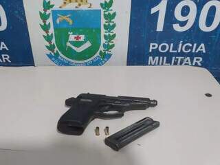 Arma foi apreendida pela Polícia Militar e homem preso (Foto: Divulgação/PMMS)