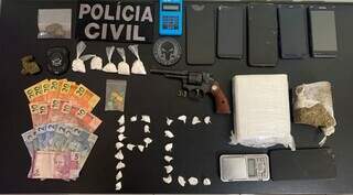 Droga, arma, celulares e dinheiro apreendidos durante operação de hoje (Foto: Divulgação)