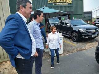 Eduardo Riedel e Tereza Cristina deixando o restaurande onde almoçaram com Braga Netto (Foto: Jhefferson Gamarra)