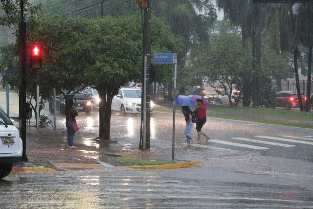 Pelo 3&ordm; dia, Inmet p&otilde;e Campo Grande e 44 cidades sob alerta de tempestade 