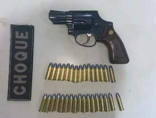 Arma e munições encontradas na residência de Marcelo. (Foto: Divulgação/BPM Choque)