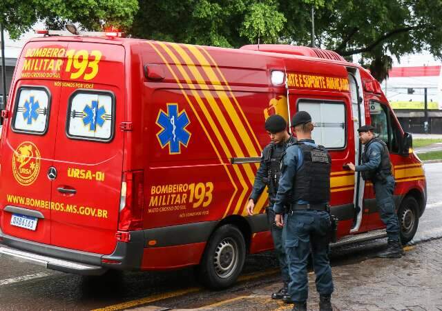 Homem pede socorro ap&oacute;s ser esfaqueado nas costas 