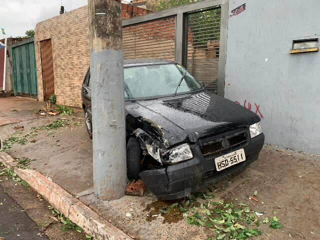 Idoso passa mal no volante e carro vai parar entre poste e muro