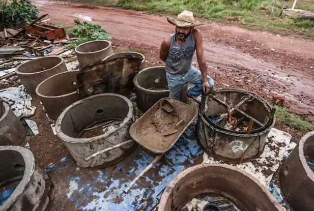 De falta de servi&ccedil;o a dia menos produtivo, chuva afeta rotina dos mais pobres 