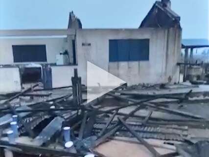 Família tem casa destruída durante temporal: "acabou com tudo", diz moradora