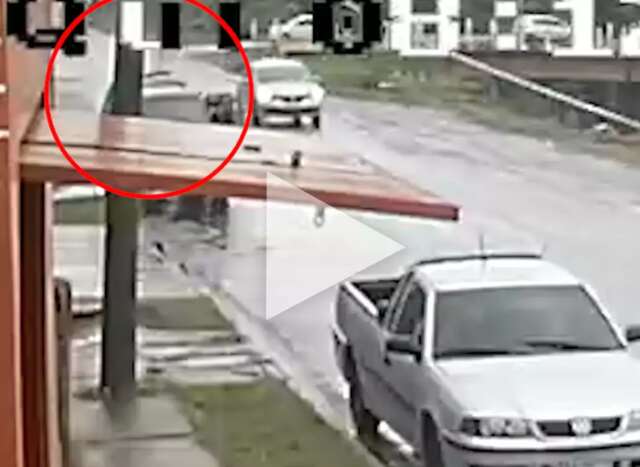 Motociclista colide em caminhonete estacionada e &eacute; socorrido em estado grave