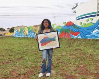 Maria Luisa with the winning design of the competition (Photo: Paulo Francis)
