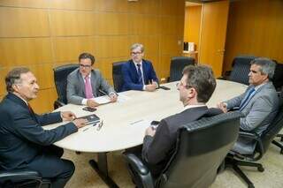 Reunião entre representantes da OAB/MS e do TJMS aconteceu ontem. (Foto: Divulgação/ OAB/MS)