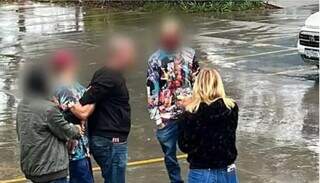 Estelionatário (de camisa preta e calça jeans) foi imobilizado por um das vítimas e preso em flagrante (Foto: Direto das Ruas)