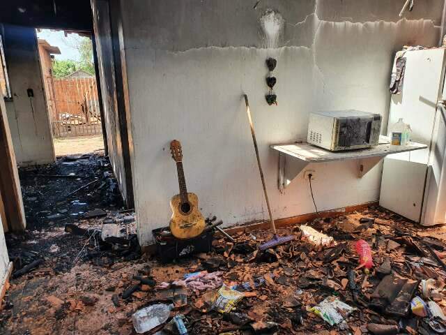 Homem tem casa incendiada ap&oacute;s socorrer vizinha agredida pelo ex