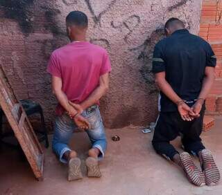 Dois dos três envolvidos no roubo da camionete presos em Terenos pela PM. (Foto: Direto das Ruas)