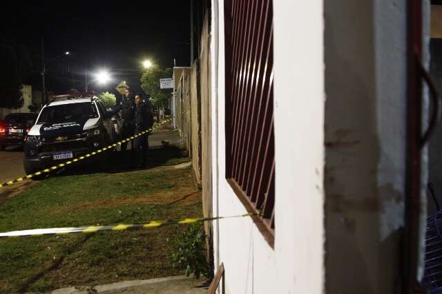 Homem mata mulher, esfaqueia filhos, tenta fugir e joga carro contra carreta