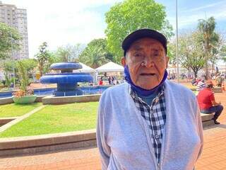 Seu Cândido Soares viera Monteiro, 92 anos, está esperando encontrar um candidato que ele acredita. (Foto: Mariely Barros)