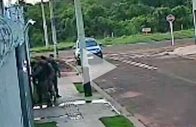 Imagem mostra PM chegando em casa de traficante que morreu em confronto