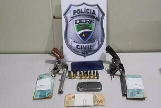 Armas, munições, dinheiro e celulares apreendidos com a polícia. (Foto: Divulgação)