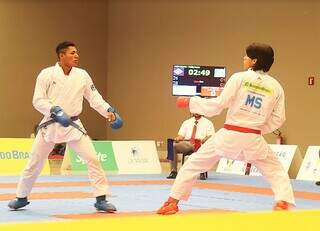 Karateca Lucas Rosa de Araújo (à esquerda) em luta no JUBs (Foto: Divulgação)