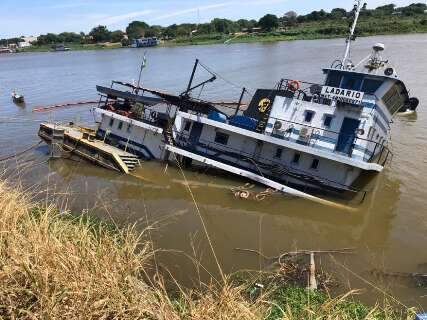 Embarcação tomba em margem do Rio Paraguai e com risco de vazamento de óleo 