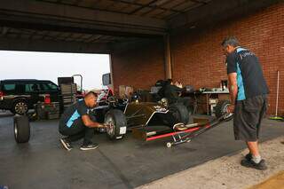 Mecânicos realizando ajustes no veículo no box do autódromo de Campo Grande (Foto: Paulo Francis)
