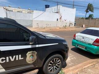 Policiais e equipe de fiscalização no endereço da empresa. (Foto: Dayene Paz)