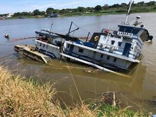 Embarcação está parcialmente submersa no Rio Paraguai. (Foto: Porto Murtinho Notícias)