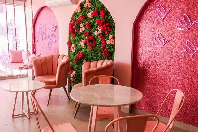 Das paredes at&eacute; &quot;pinkeca&quot;, Gabriela criou cafeteria como mundo rosa