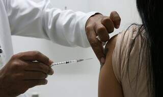 Profissional de saúde aplica vacinação da covid em mulher (Foto: Agência Brasil)