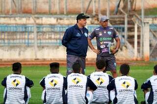 Técnico Douglas Ricardo conversa com jogadores antes de treino (Foto: Ivinotícias)