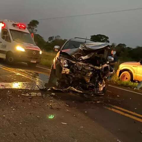 Colis&atilde;o frontal entre carro e camionete mata motorista na MS-162