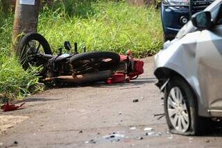 Acidente entre carro e moto aconteceu na manhã deste sábado (Foto: Henrique Kawaminami)