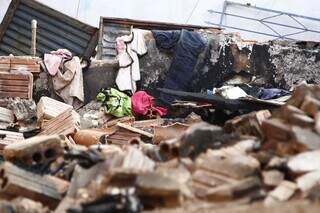 Incêndio destruiu casa de dois cômodos e parte de uma loja de roupas (Foto: Alex Machado)