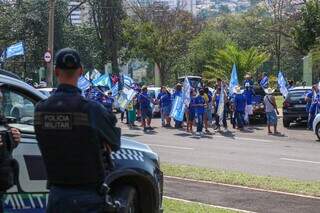 Policiais militares na esquina da Avenida Afonso Pena com a Rua Coronel Cacildo Arantes, em frente ao Parque das Nações Indígenas. (Foto: Henrique Kawaminami)