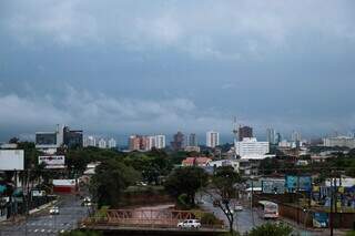 Céu nublado na região central de Campo Grande (Foto: Henrique Kawaminami/Arquivo)