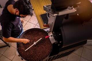 Henrique Ianoze trabalha com torrefação de grãos especiais de café. (Foto: Arquivo pessoal)