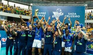 Jogadores do Cruzeiro comemoram vitória. (Foto: CBV)