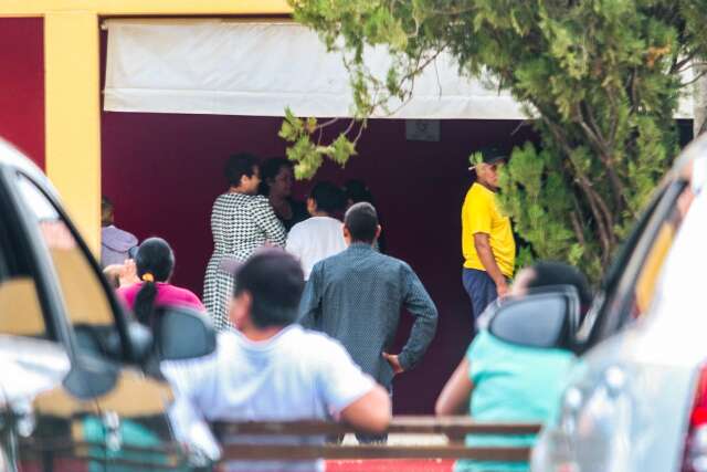 Abalada, fam&iacute;lia lamenta que filhos n&atilde;o puderam se despedir da m&atilde;e morta por ex