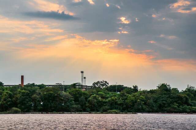 Domingo ser&aacute; de sol entre nuvens, chuva isolada e m&aacute;xima de 38&ordm;C em MS 