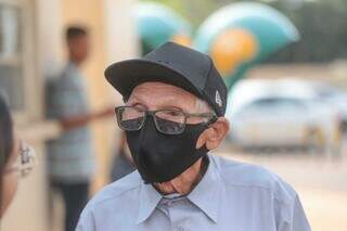 O aposentado Raimundo Ferreira, de 78 anos, é acompanhante do filho, no hospita. (Foto: Marcos Maluf)
