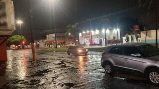 Chuva em rua no Bairro Piratininga, em Campo Grande. (Foto: Mariel Barros)