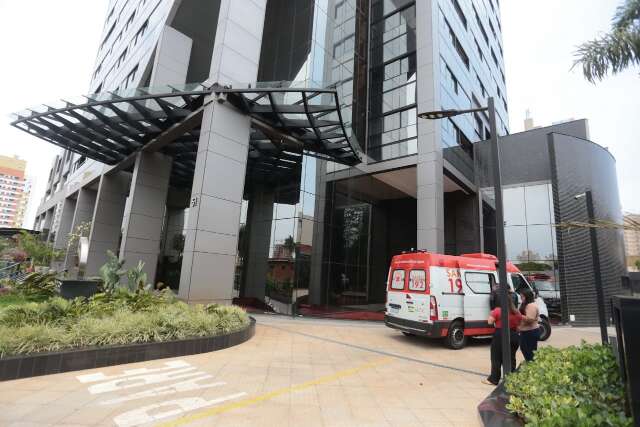 Candidato &eacute; esfaqueado em edif&iacute;cio de luxo