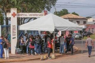 Profissionais da saúde montam tenda em frente ao Hospital Universitário. (Foto: Marcos Maluf)
