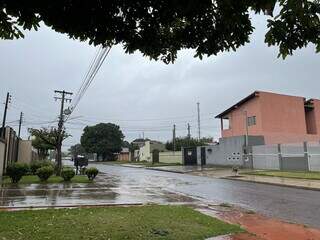 Chuva na manhã desta segunda-feira na região sul de Dourados (Foto: Helio de Freitas)