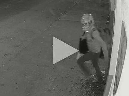 Usando marreta, homem quebra porta de vidro e furta cofre de supermercado