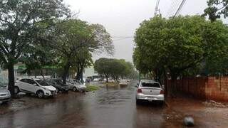 Chuva na manhã desta segunda-feira na região central de Mundo Novo, na Avenida JK. (Foto: Tv Sobrinho)