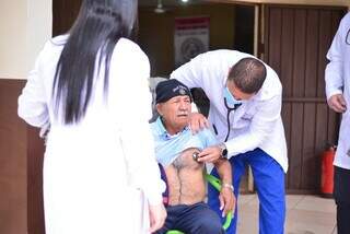 Médico examina idoso durante atendimentos à comunidade. (Fotos: Assessoria)