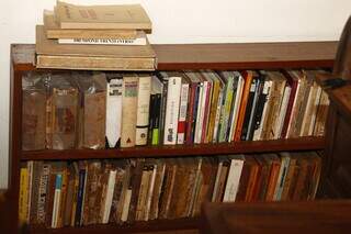 Acervo de livros rodeava o escritório de Manoel de Barros. (Foto: Alex Machado)