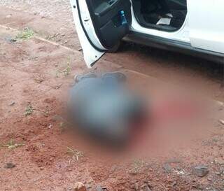 Vítima de pistoleiros, Marcos Daniel chegou a sair de SUV, mas morreu no local (Foto: Direto das Ruas)