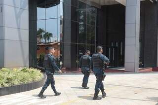 Chegada da PM no prédio onde aconteceu a confusão, na Travessa Ana Vani, na região central de Campo Grande. (Foto: Marcos Maluf)