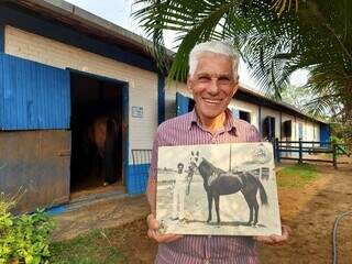 Paulo Vicente Ferreira, de 83 anos, relembra histórias com hipódromo. (Foto: Aletheya Alves)