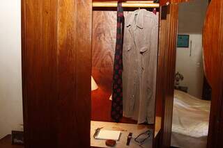 Camisa e gravata integram os elementos alocados em guarda-roupas. (Foto: Alex Machado)